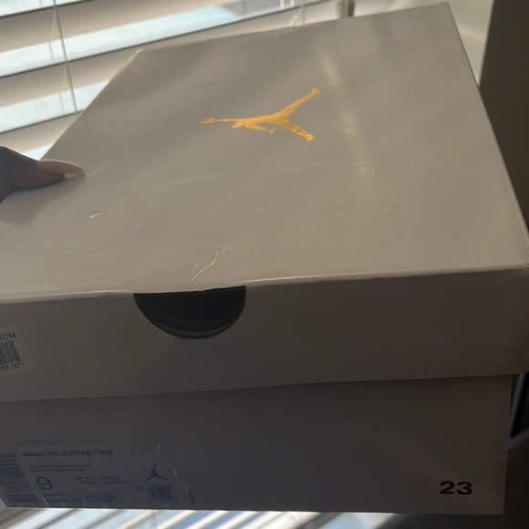 Woman’s Air Jordan 1Mid - Picture 4 of 4